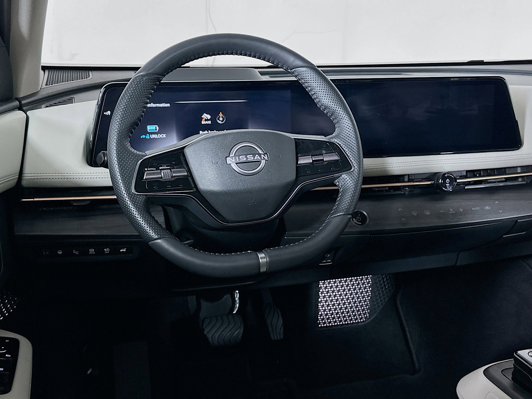 Used 2024 Nissan Ariya AWD image 18