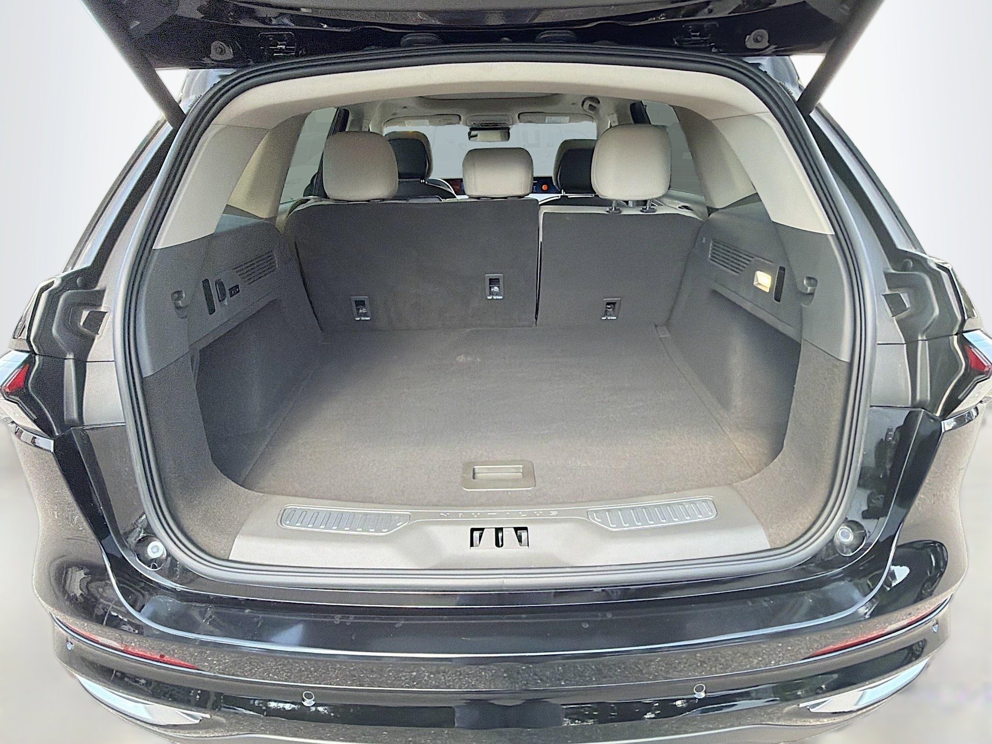 Used 2025 Lincoln Nautilus Premier w/ Equipment Group 102A image 12