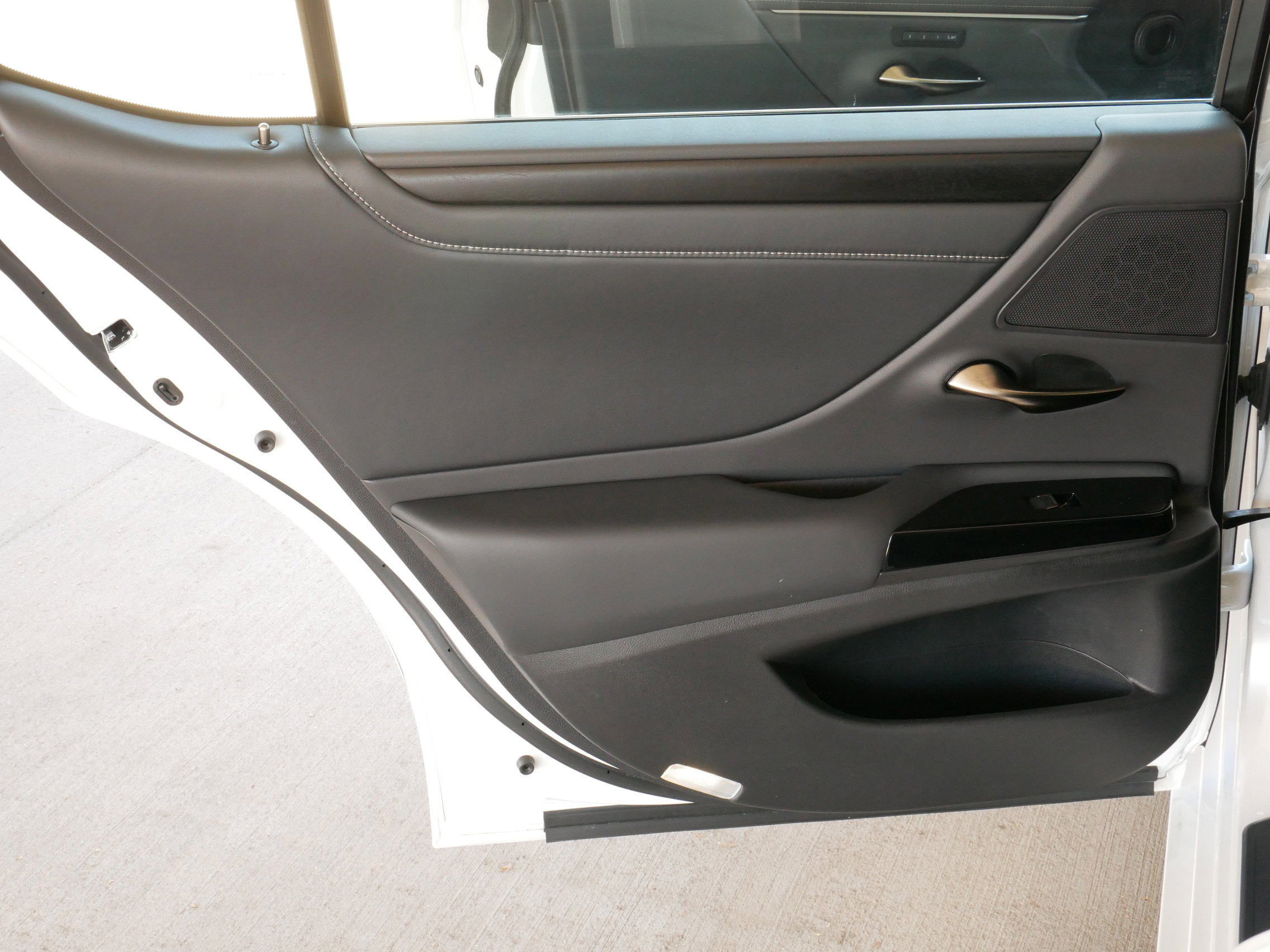 Certified 2025 Lexus ES 300h w/ Premium Package image 24