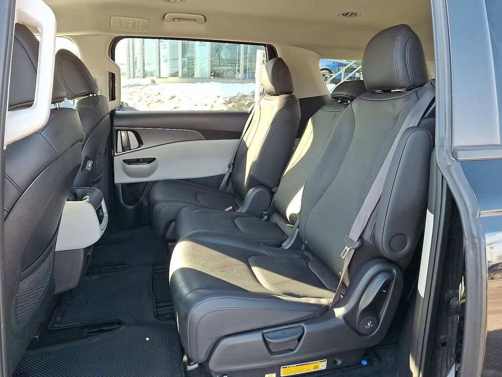 Used 2024 Kia Carnival LX image 11
