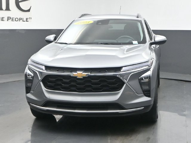 Used 2025 Chevrolet Trax LT FWD image 7