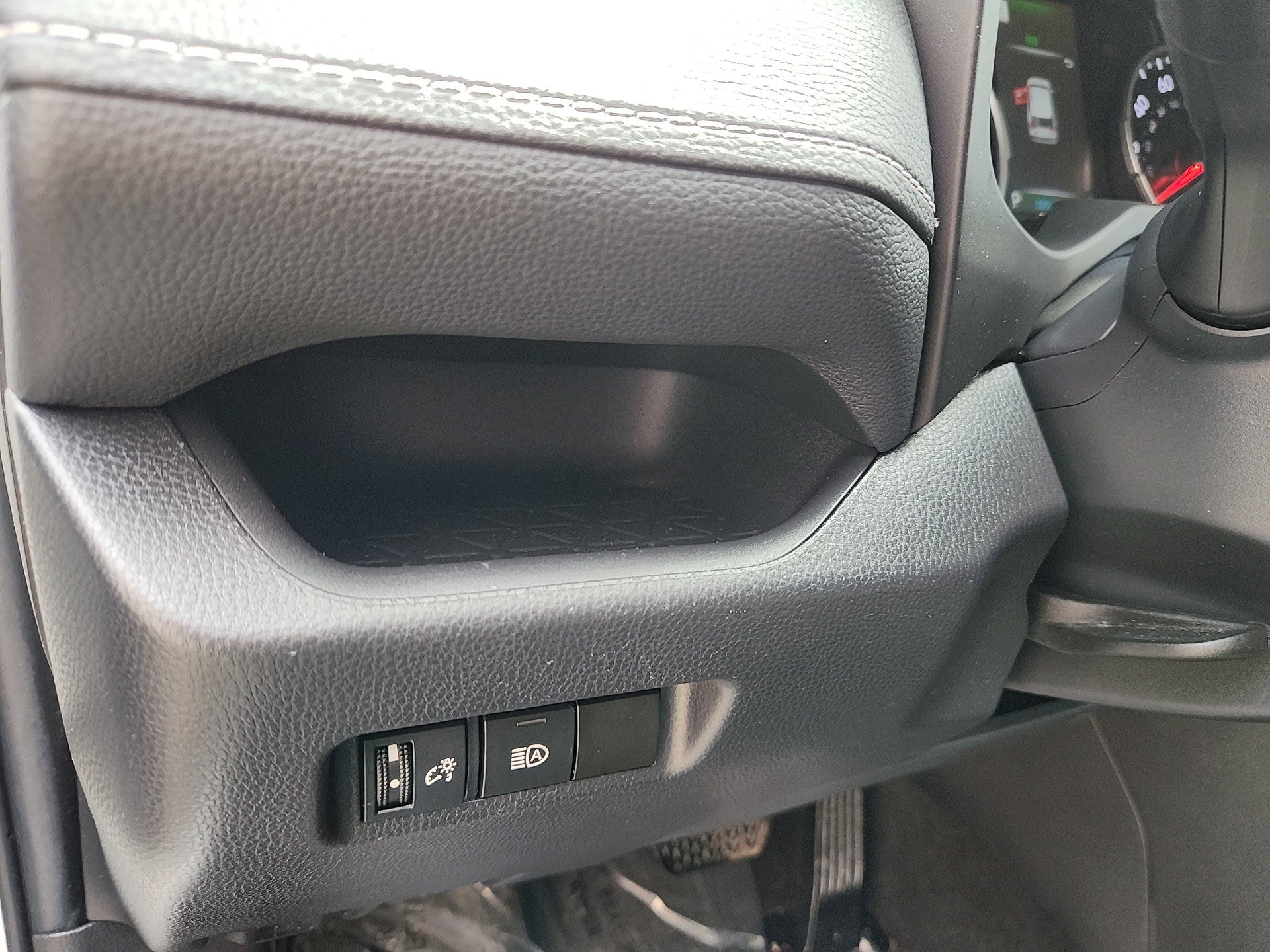 Used 2022 Toyota RAV4 LE image 12