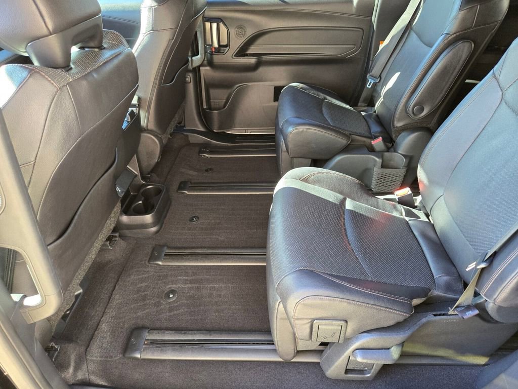 Used 2025 Toyota Sienna Limited image 13