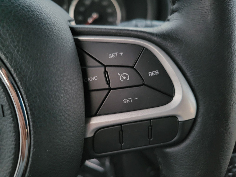 Used 2019 Jeep Renegade Latitude w/ Cold Weather Group AWD/4WD image 32