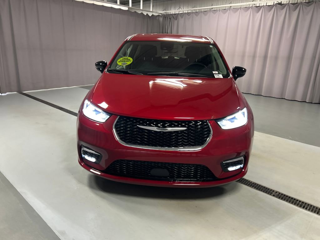 Used 2024 Chrysler Pacifica Select image 2
