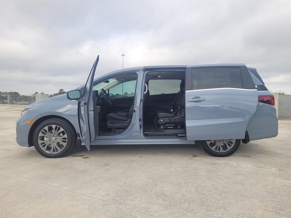 New 2026 Honda Odyssey Touring image 4
