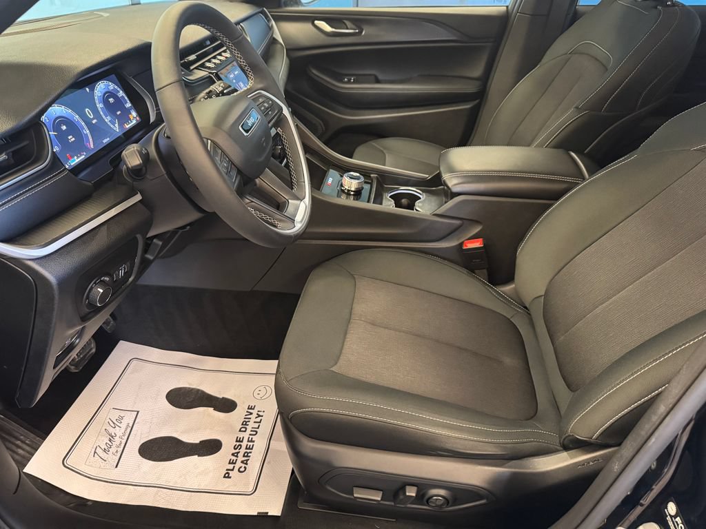 Used 2025 Jeep Grand Cherokee Laredo X w/ Luxury Tech Group I AWD/4WD image 16