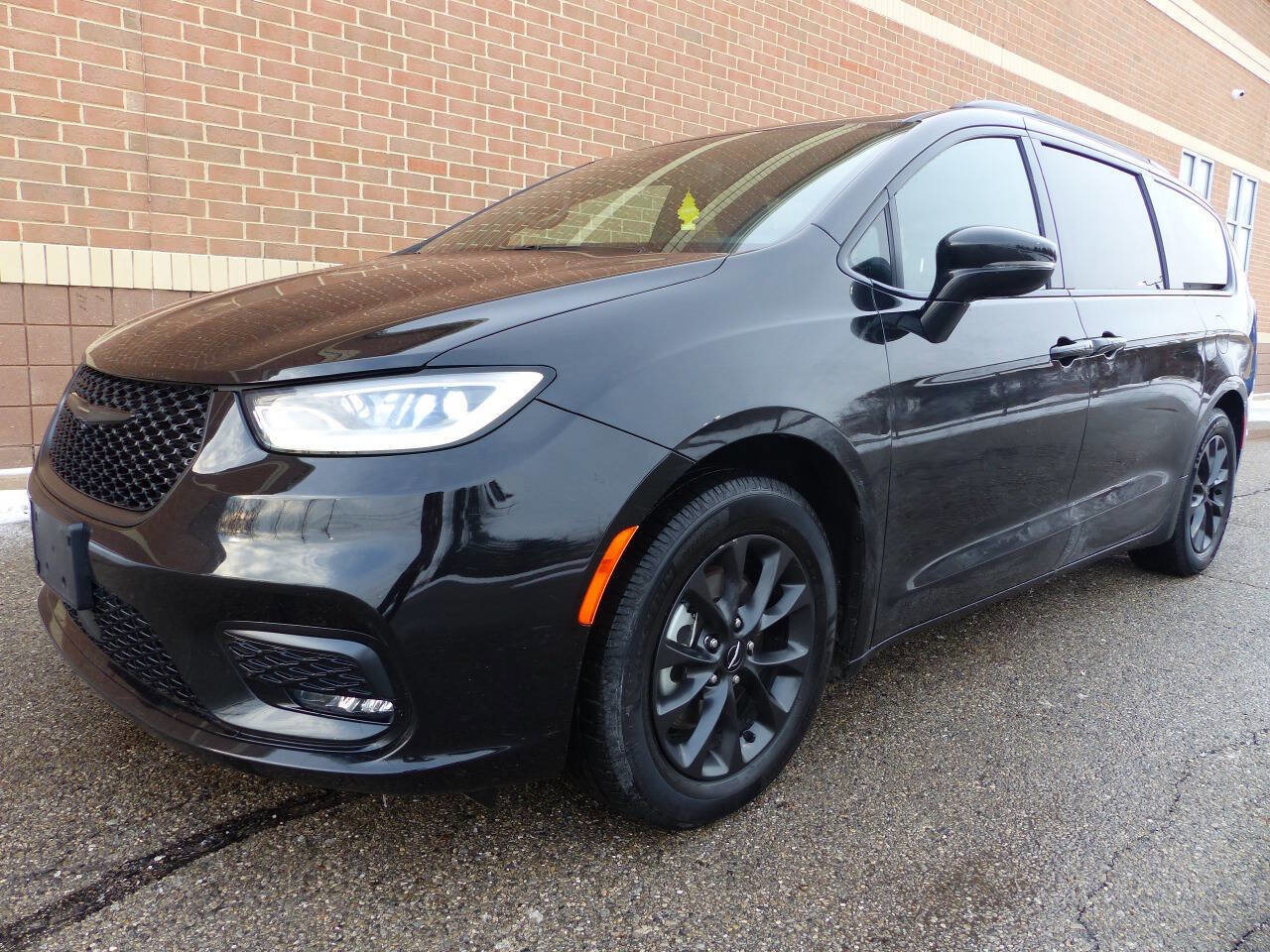 Used 2021 Chrysler Pacifica Touring w/ Uconnect Theater Family Group image 5