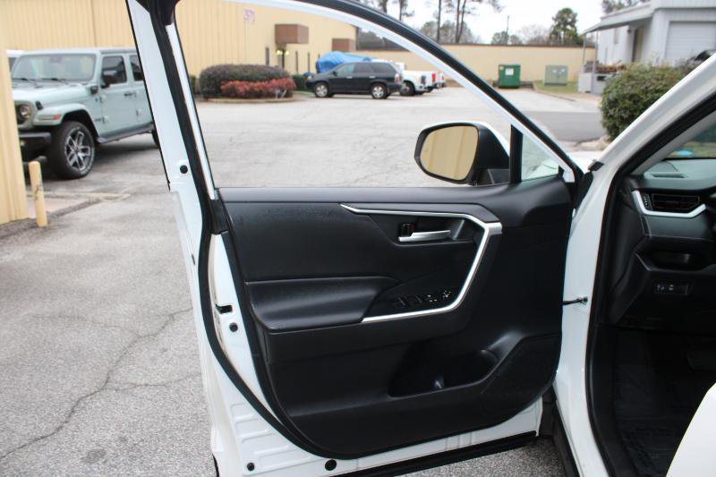 Used 2020 Toyota RAV4 XLE AWD/4WD image 19