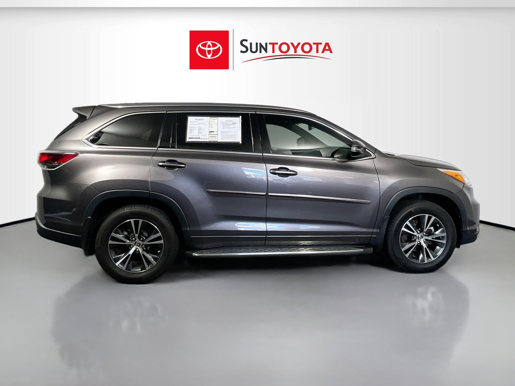 Used 2016 Toyota Highlander XLE image 2