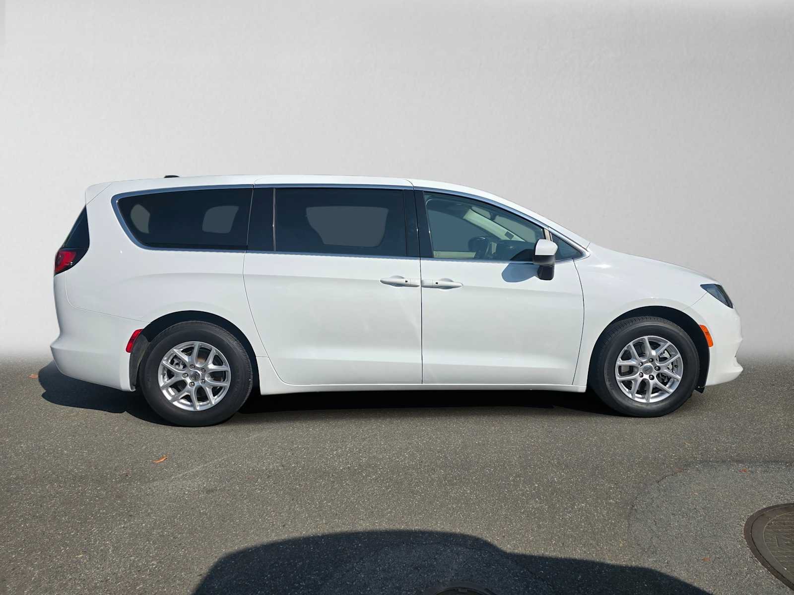 Used 2023 Chrysler Voyager LX FWD image 2