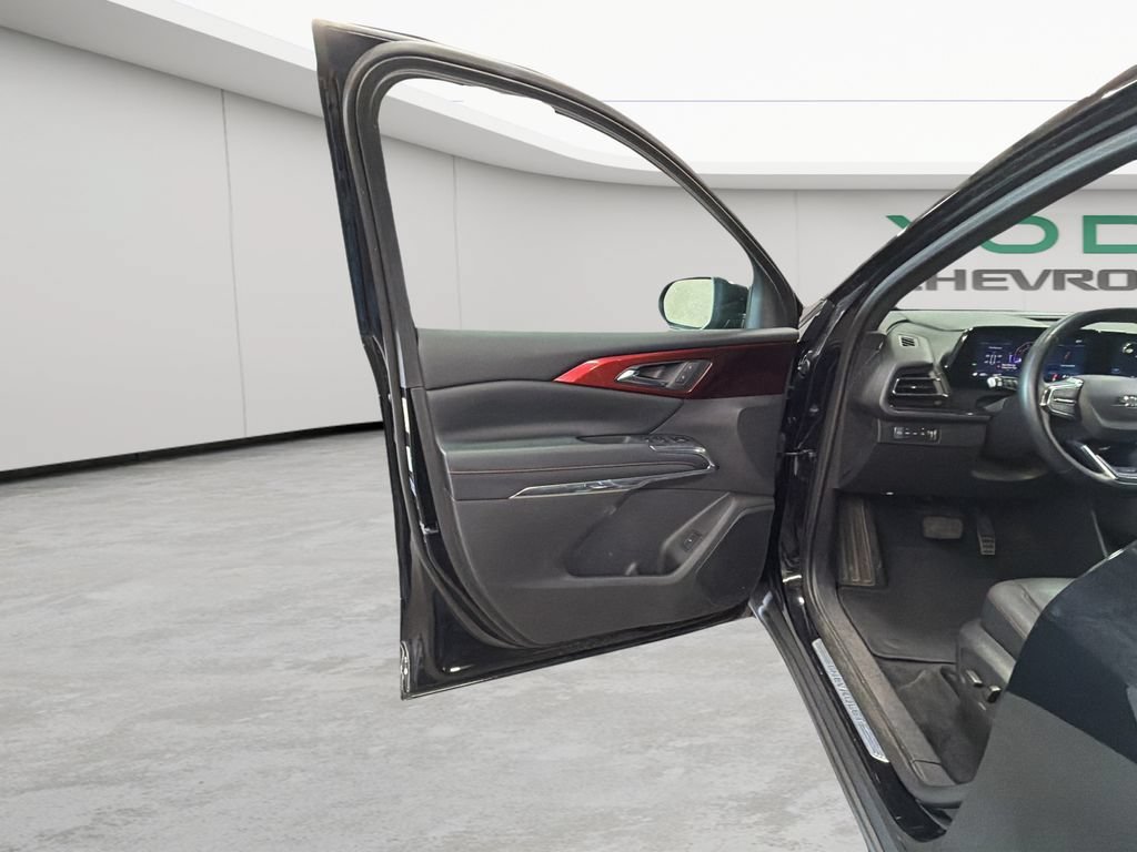 Used 2025 Chevrolet Traverse Z71 AWD/4WD image 12