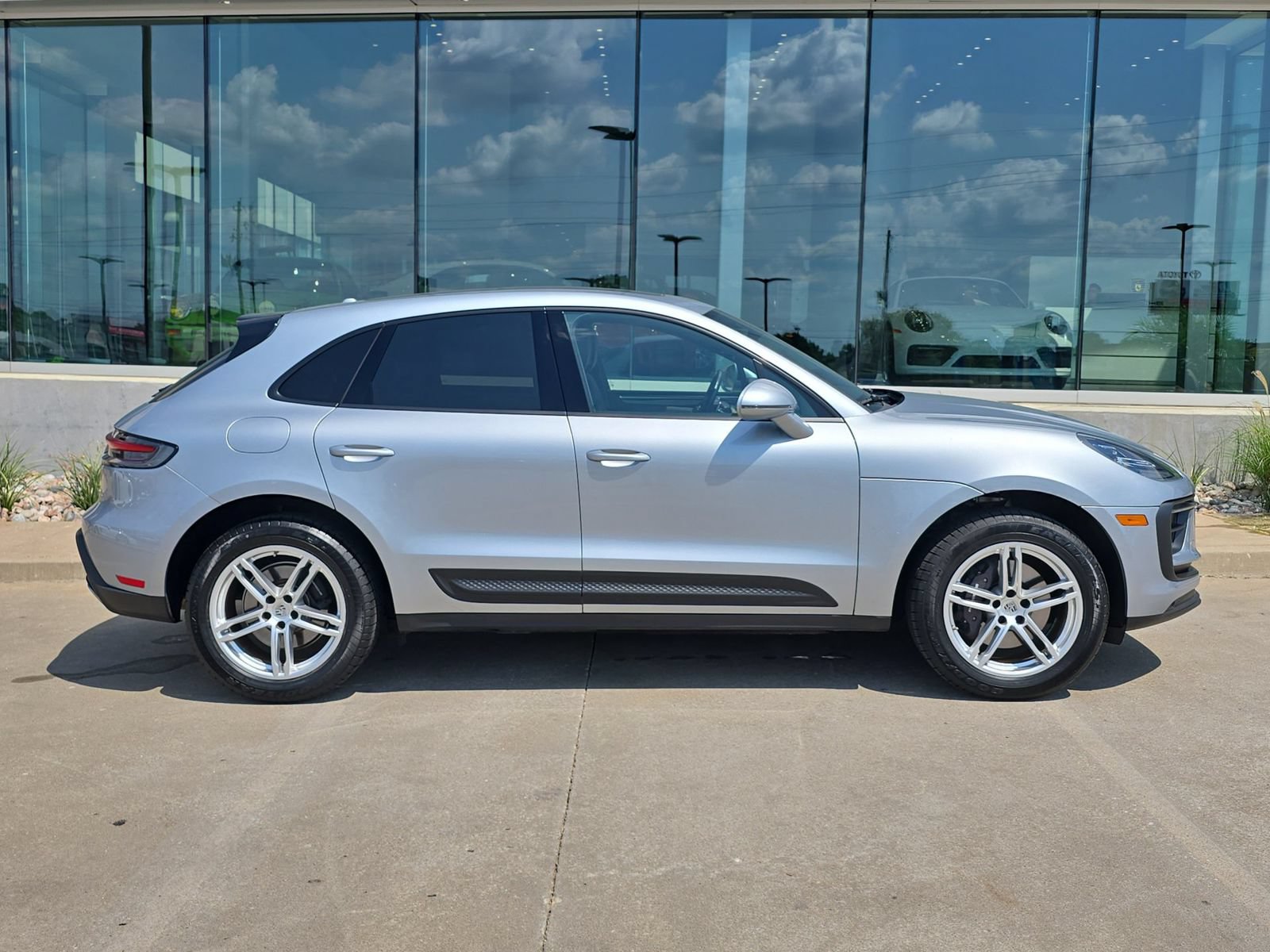 Used 2024 Porsche Macan AWD/4WD image 8