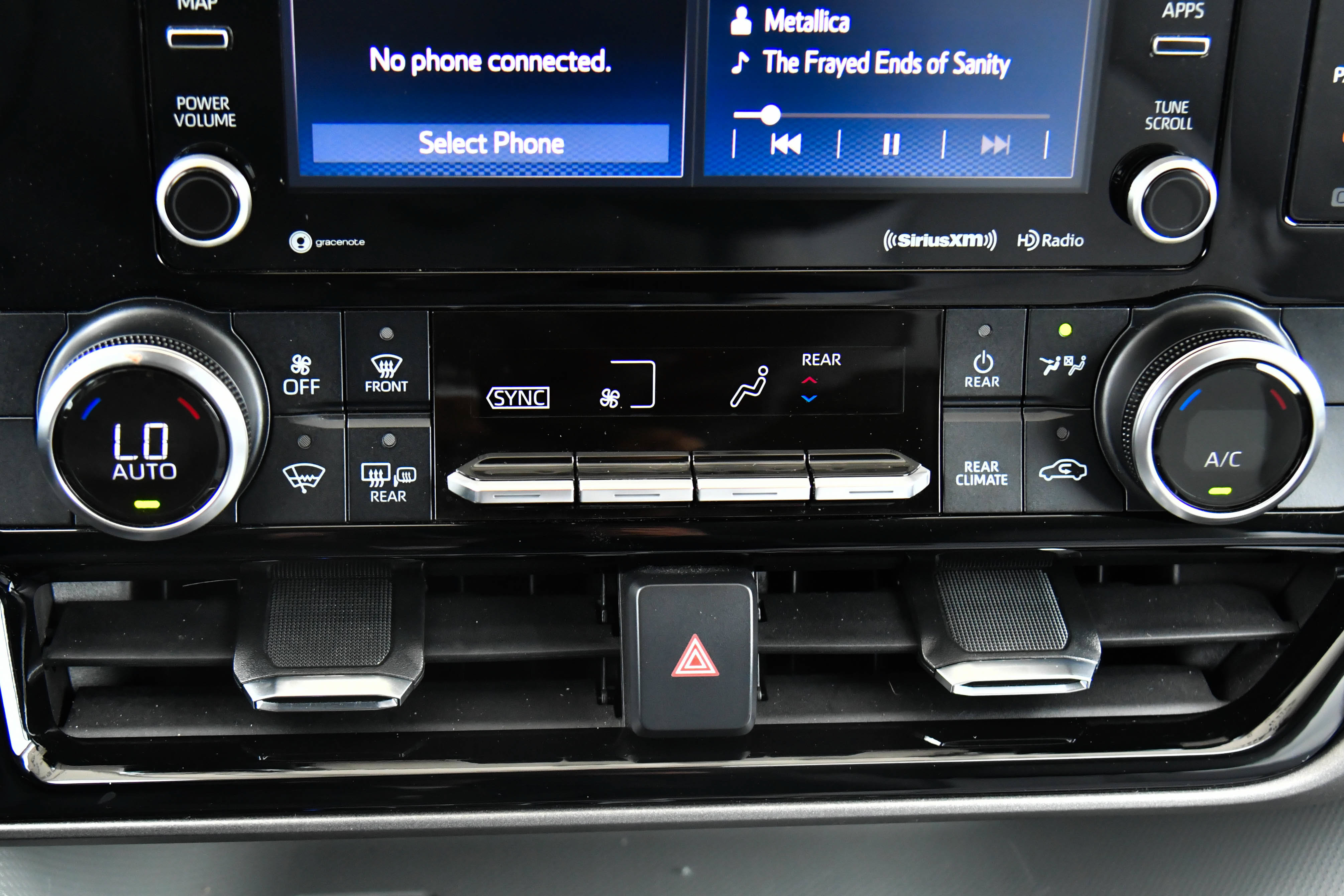 Used 2022 Toyota Highlander LE AWD/4WD image 23