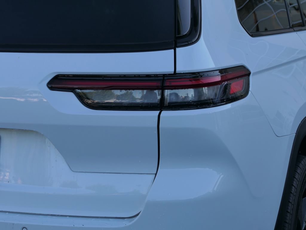 Used 2023 Jeep Grand Cherokee L Laredo image 5