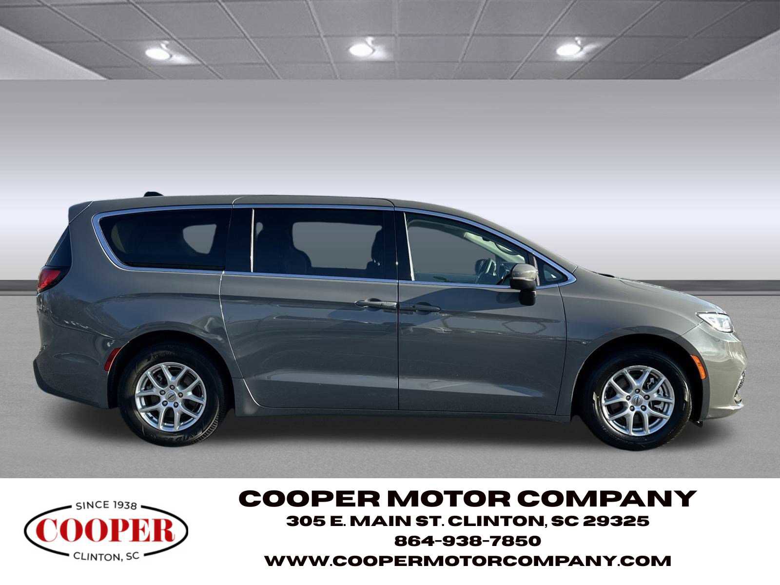 Used 2023 Chrysler Pacifica Touring-L image 8