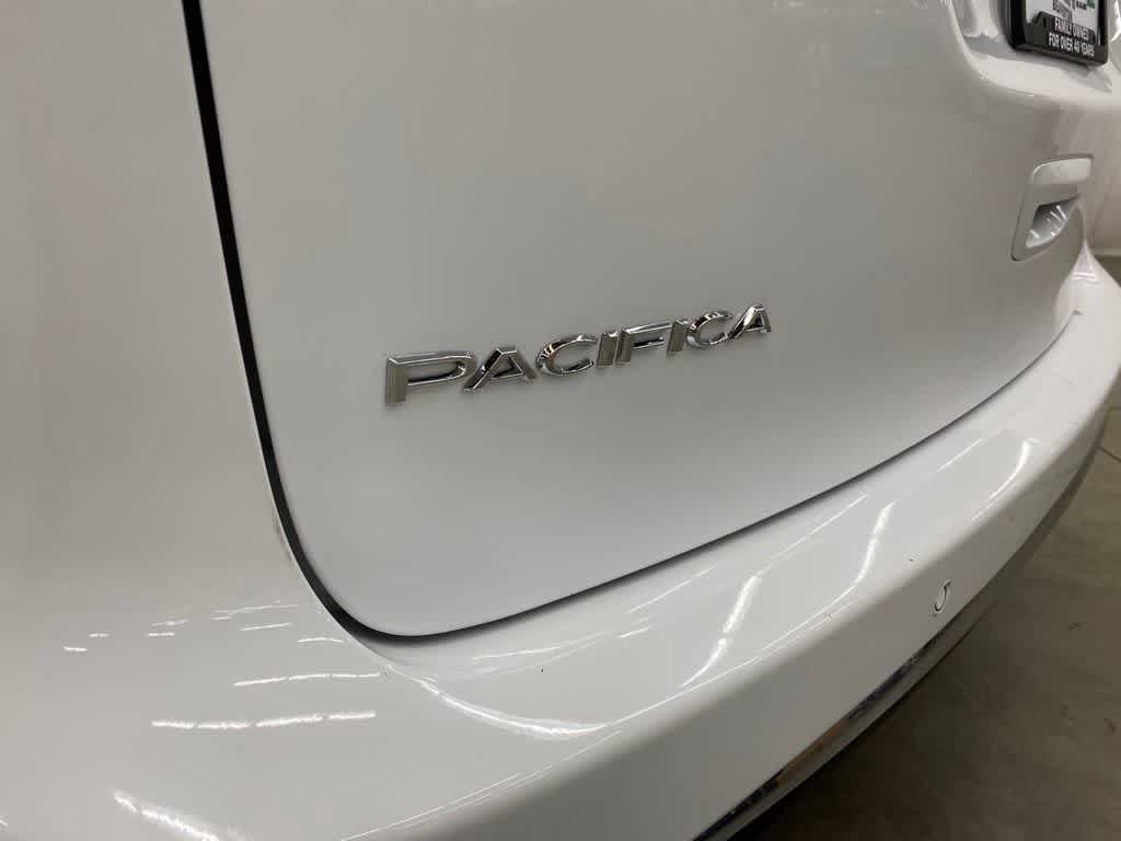 Used 2024 Chrysler Pacifica Touring-L FWD image 10
