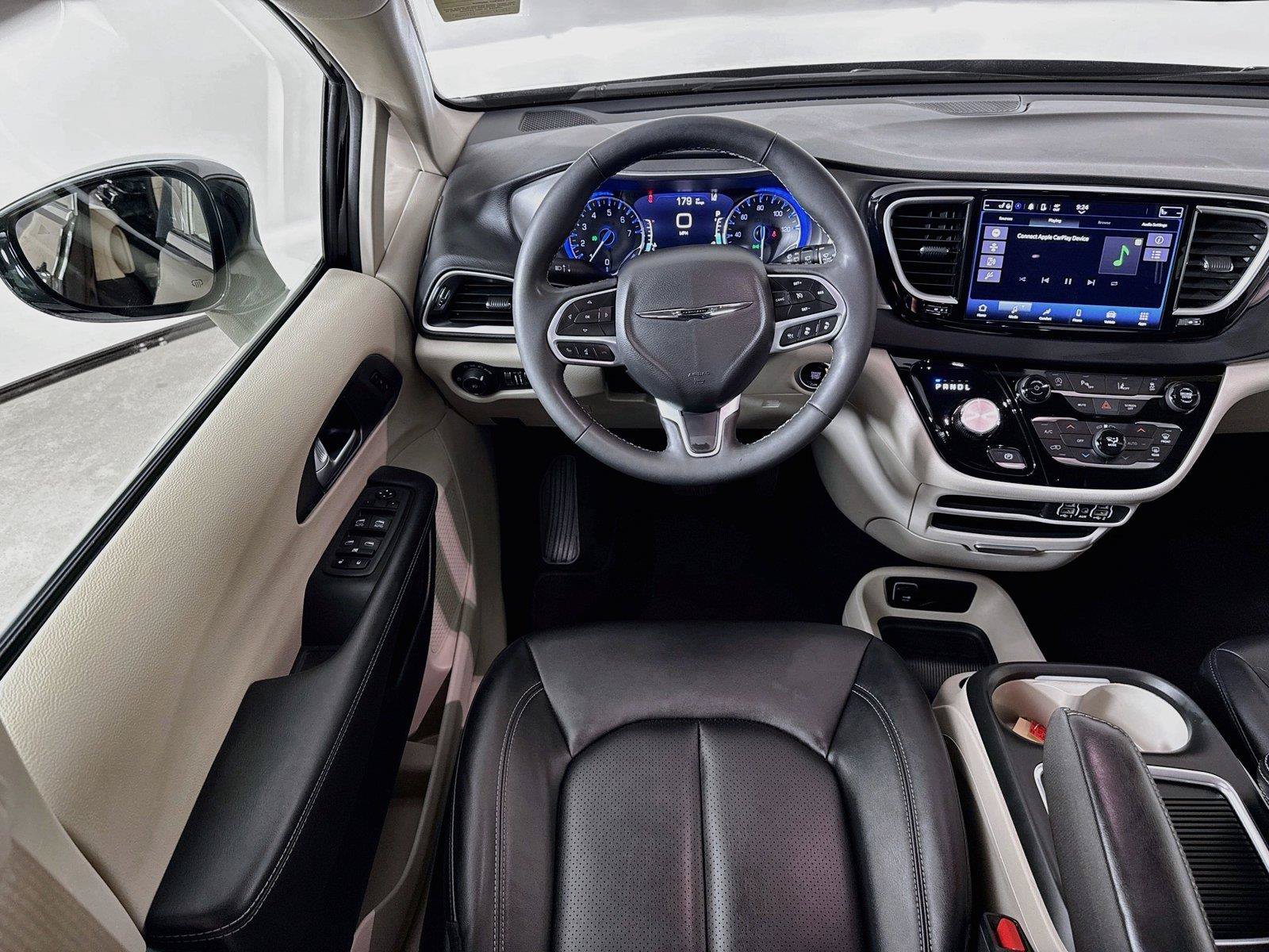 Used 2024 Chrysler Pacifica Touring-L FWD image 2