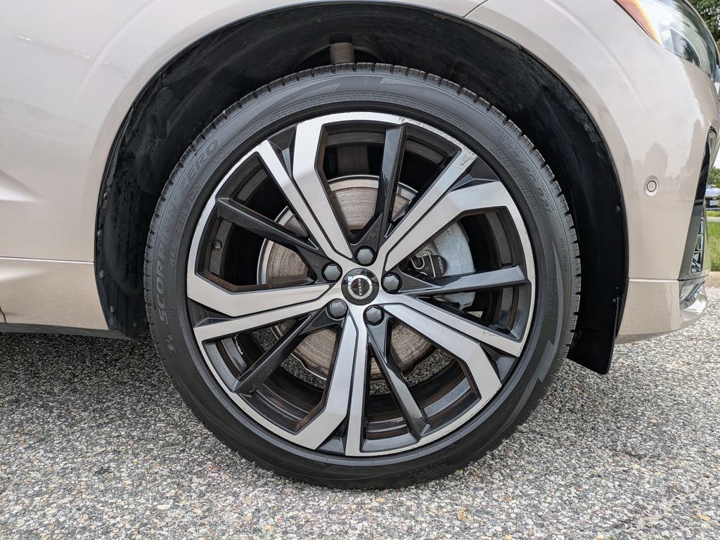 Certified 2023 Volvo XC60 B6 Ultimate w/ Protection Package Premier AWD/4WD image 11