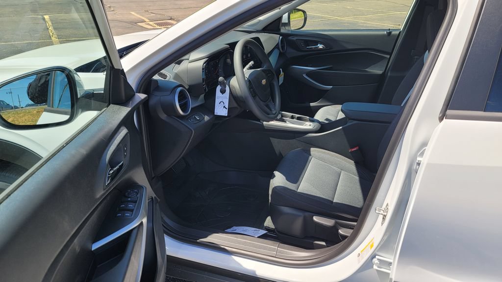 New 2026 Chevrolet Trax LS w/ LS Convenience Package FWD image 17