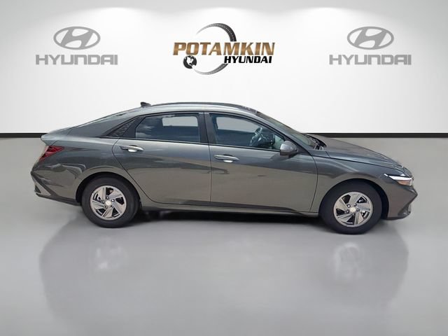 New 2026 Hyundai Elantra SE FWD image 4