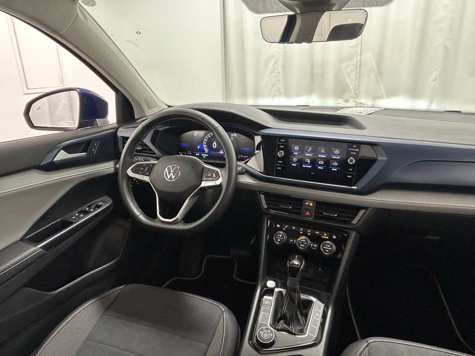 Used 2024 Volkswagen Taos SE w/ Panoramic Sunroof Package image 10