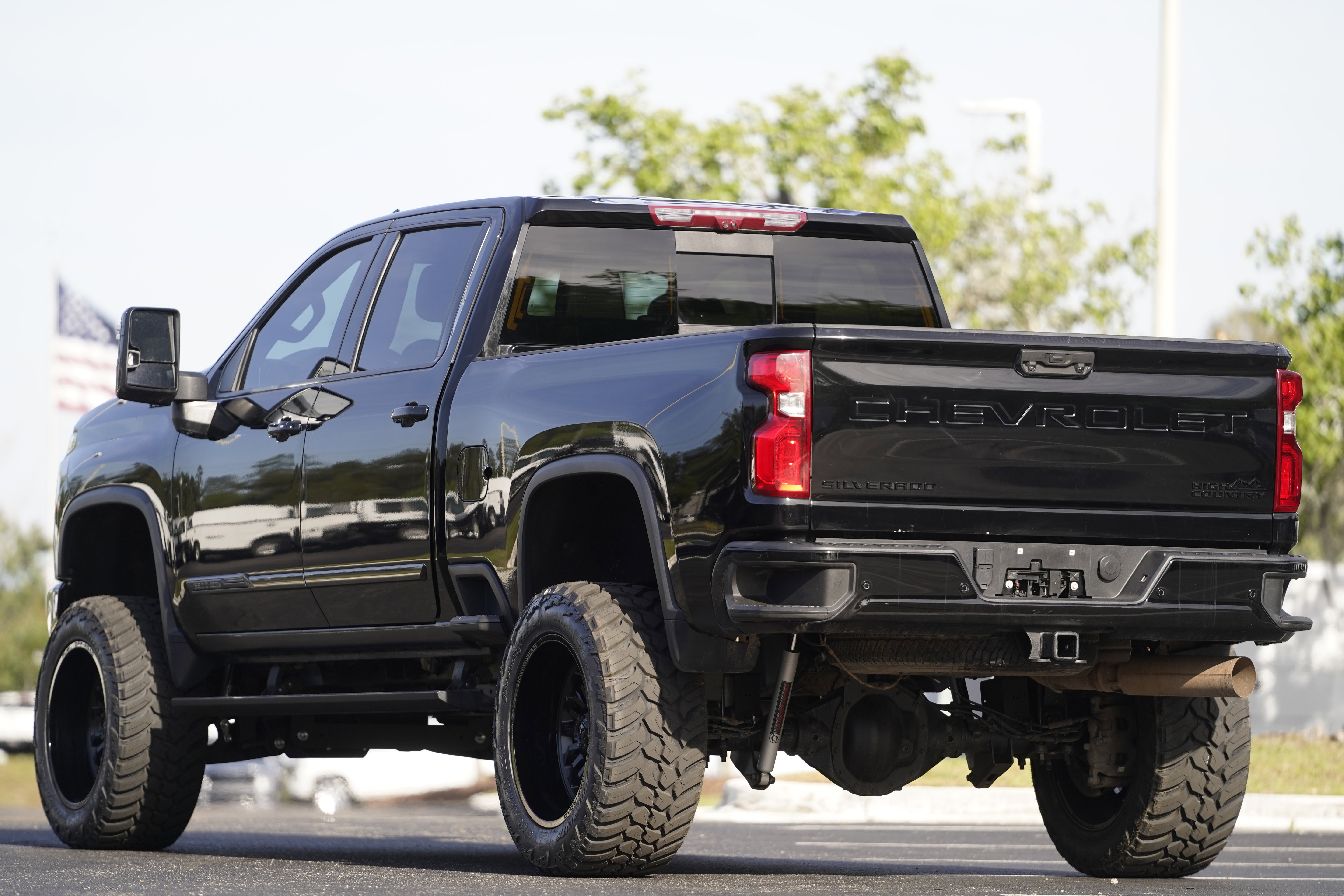 Used 2024 Chevrolet Silverado 2500 High Country w/ Midnight Edition AWD/4WD image 3