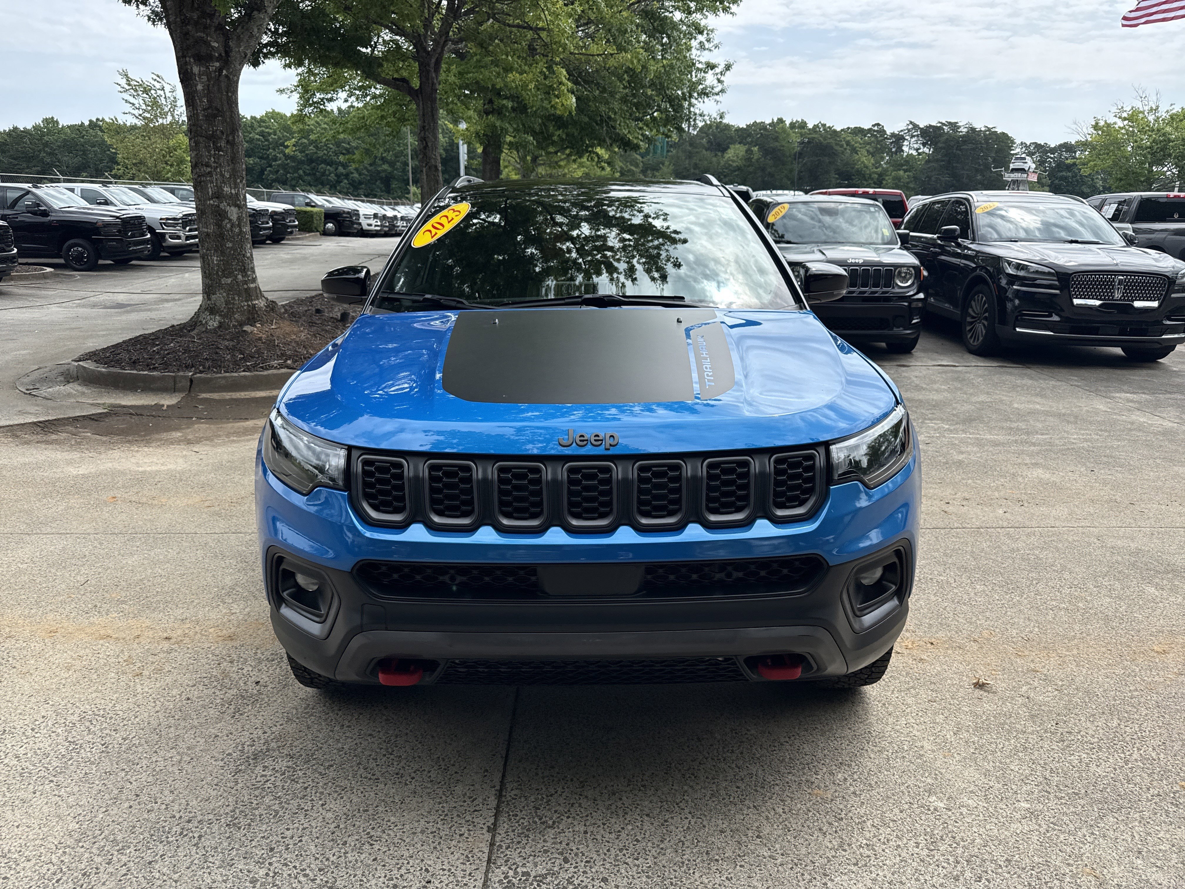 Used 2025 Jeep Compass Trailhawk AWD/4WD image 2