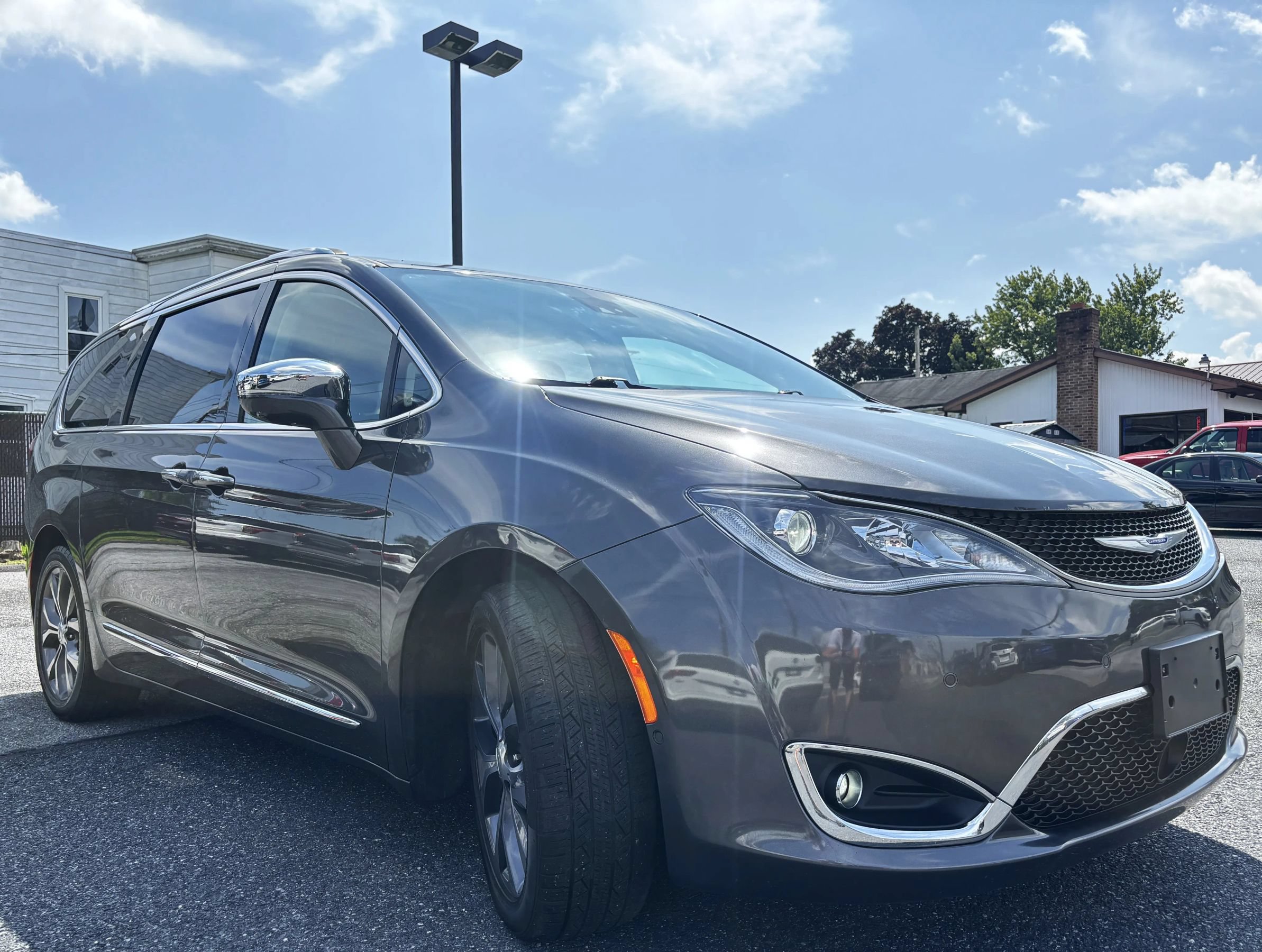 Used 2018 Chrysler Pacifica Limited w/ Advanced Safetytec Group FWD image 3