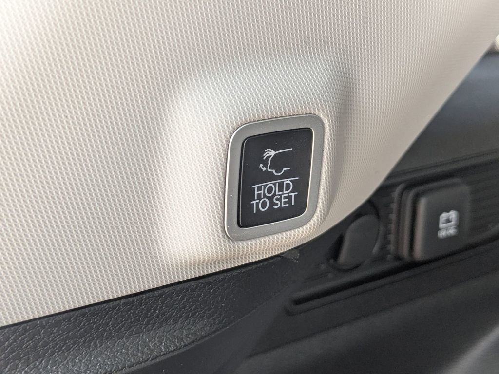 Used 2023 Jeep Grand Cherokee Limited w/ Black Appearance Package image 29