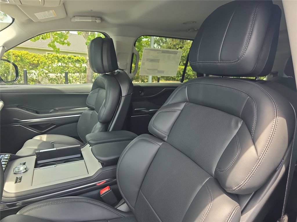New 2027 Lincoln Navigator Premiere RWD image 18