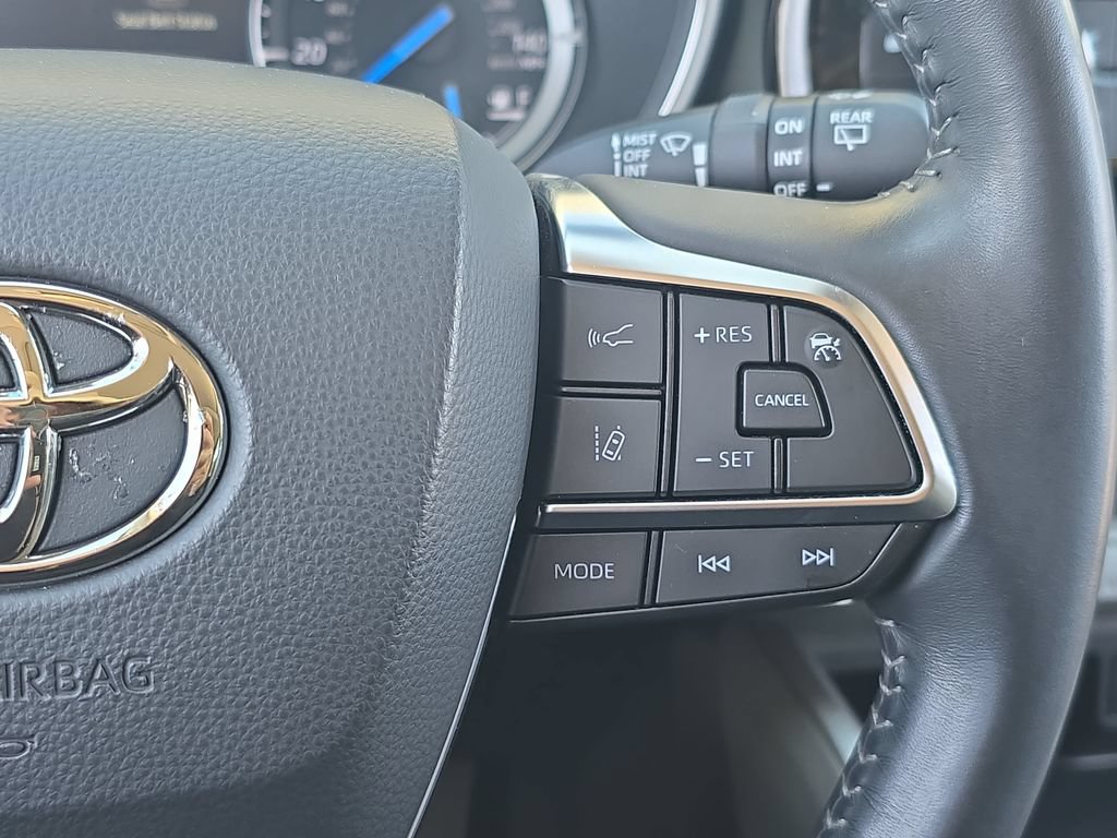 Used 2021 Toyota Highlander XLE FWD image 23