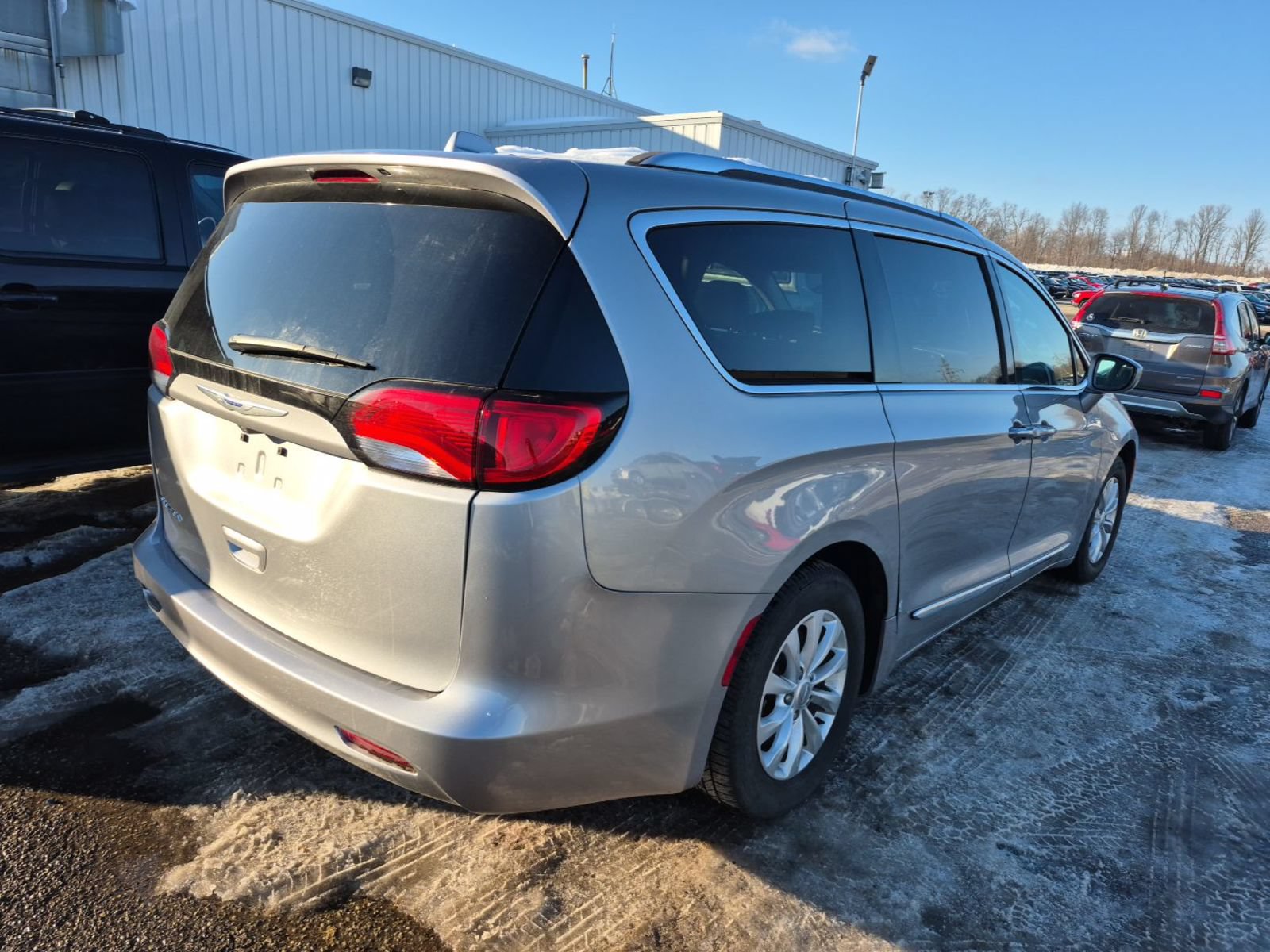Used 2018 Chrysler Pacifica Touring-L w/ Advanced Safetytec Group FWD image 3