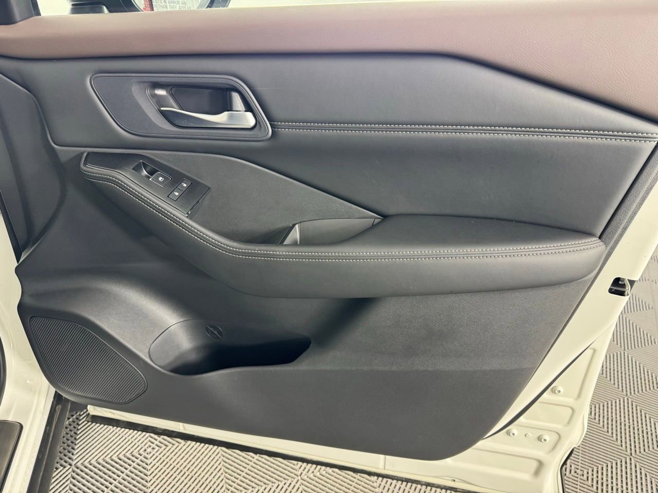 Used 2023 Nissan Rogue SL w/ SL Premium Package image 32