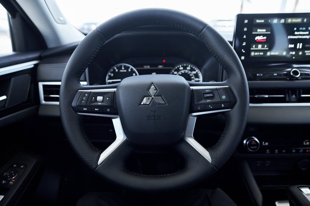 Used 2025 Mitsubishi Outlander SE image 32