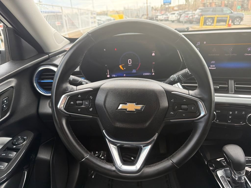 Used 2024 Chevrolet Trax LT w/ Sunroof Package image 14