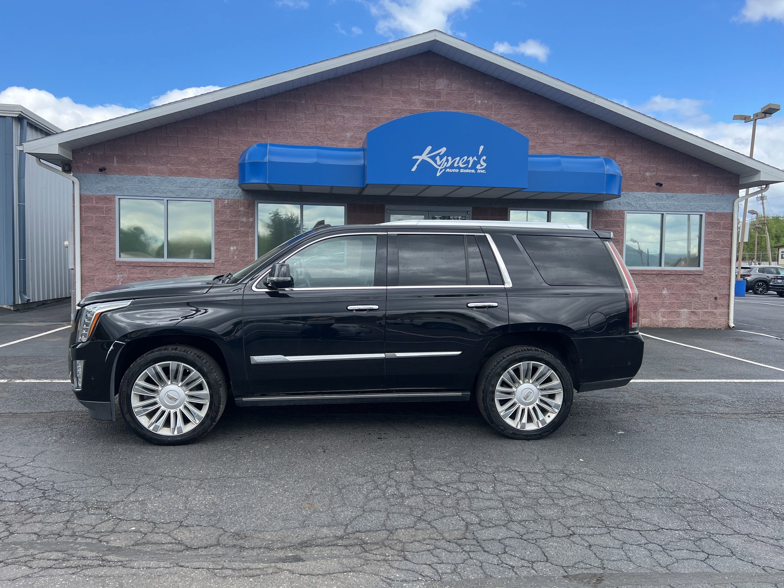 Used 2017 Cadillac Escalade Platinum AWD/4WD image 3