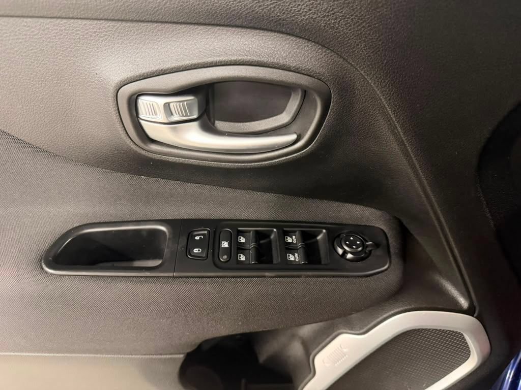 Used 2018 Jeep Renegade Latitude w/ Cold Weather Group AWD/4WD image 24