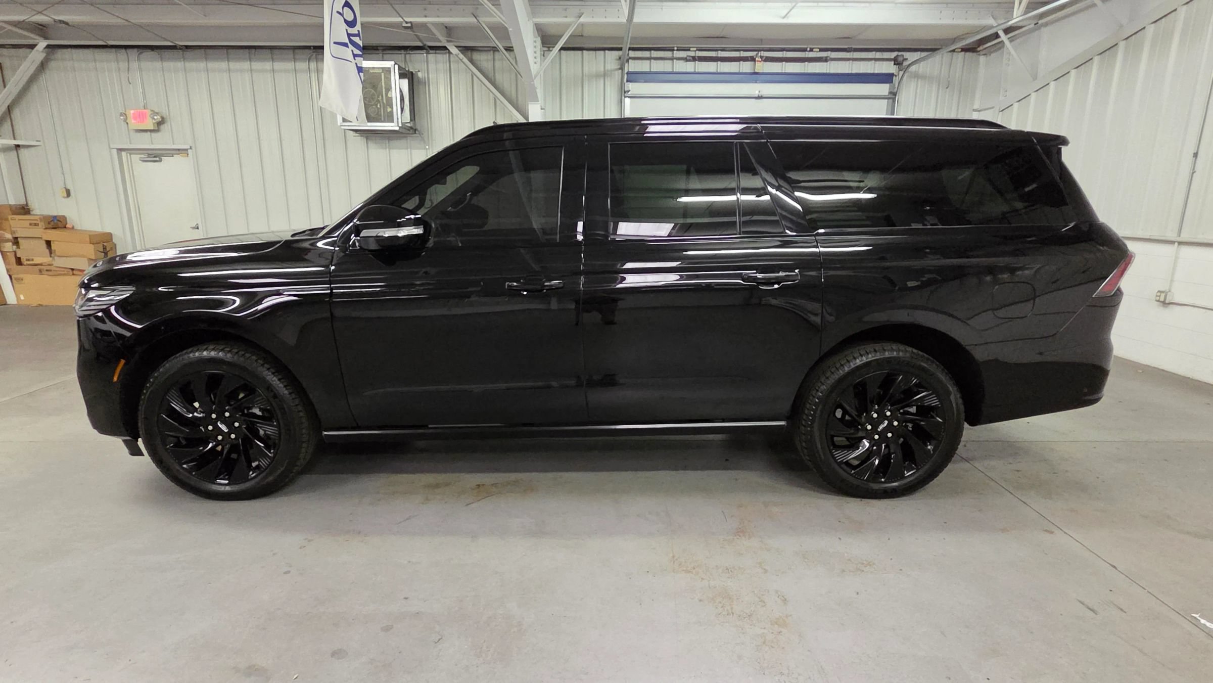 Used 2025 Lincoln Navigator L Reserve w/ Jet Appearance Package AWD/4WD image 3