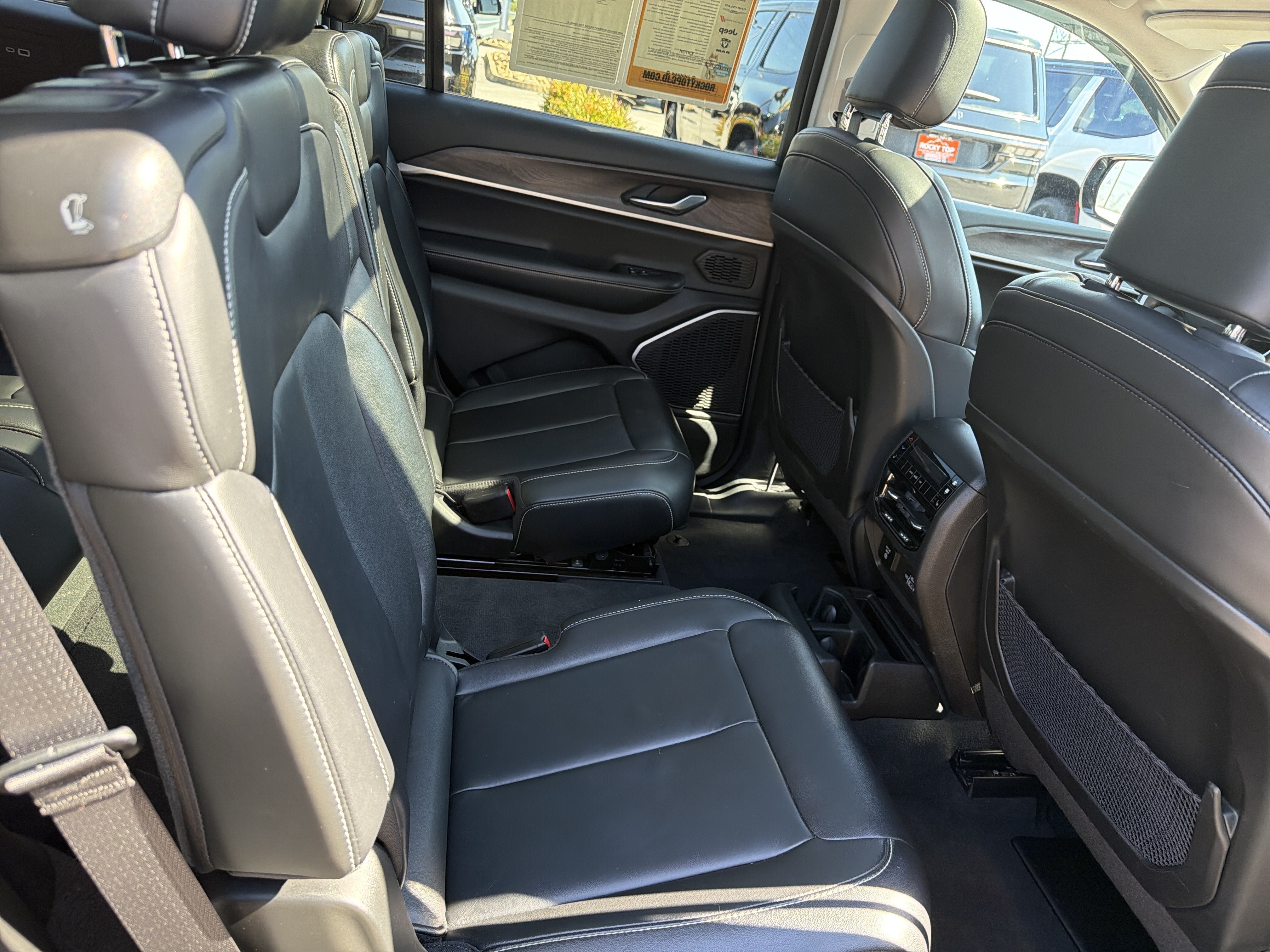 Used 2022 Jeep Grand Cherokee L Limited w/ Black Appearance Package AWD/4WD image 30