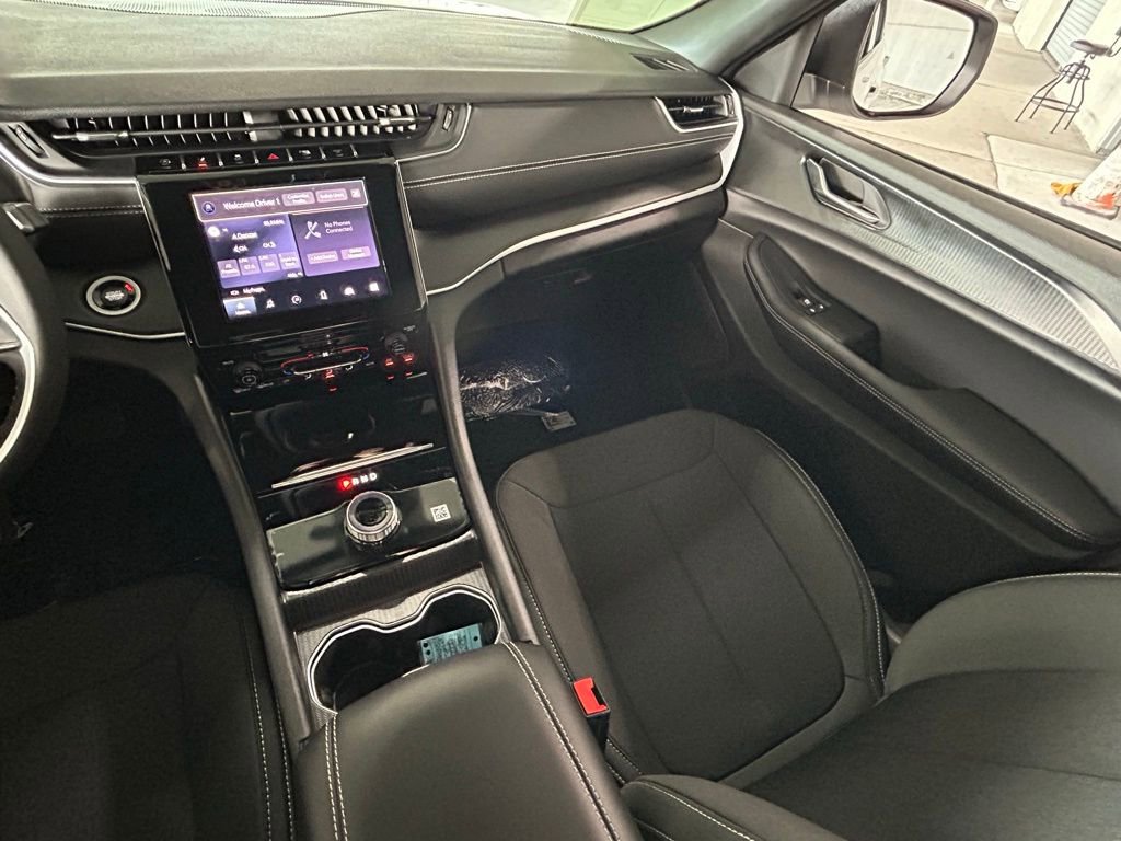 Used 2025 Jeep Grand Cherokee Laredo image 11