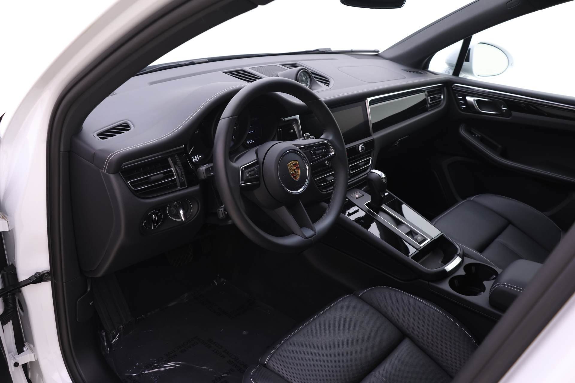 Used 2025 Porsche Macan image 4