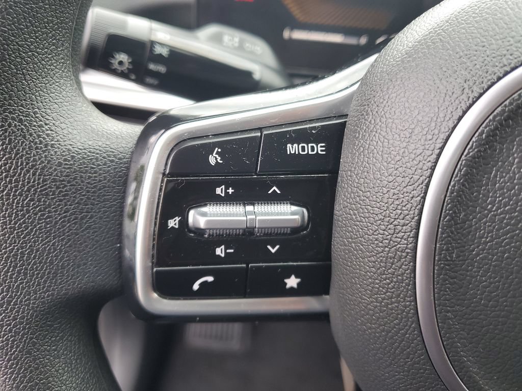 Certified 2025 Kia Sorento LX FWD image 13