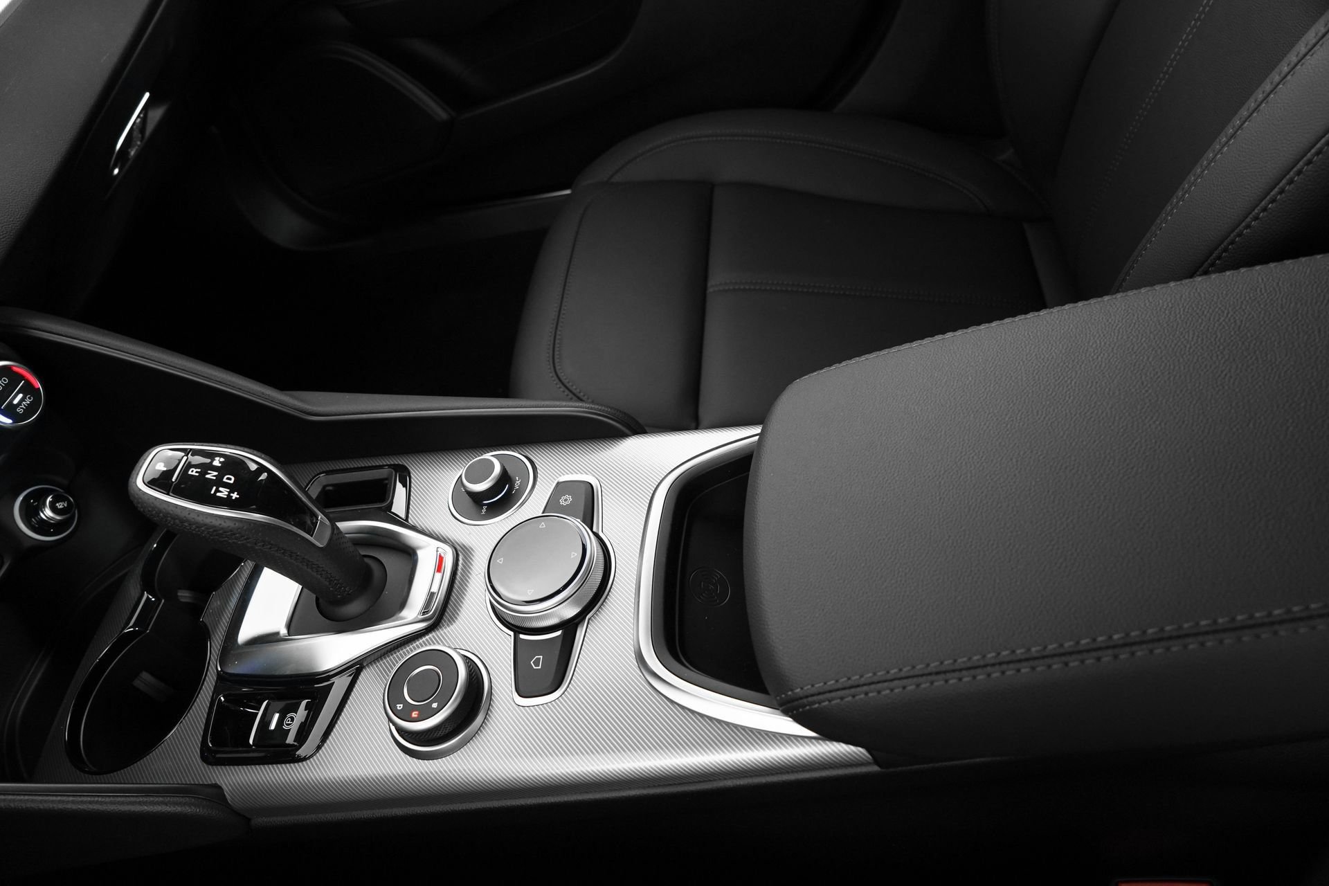 New 2025 Alfa Romeo Giulia w/ Driving Assist Package RWD image 27