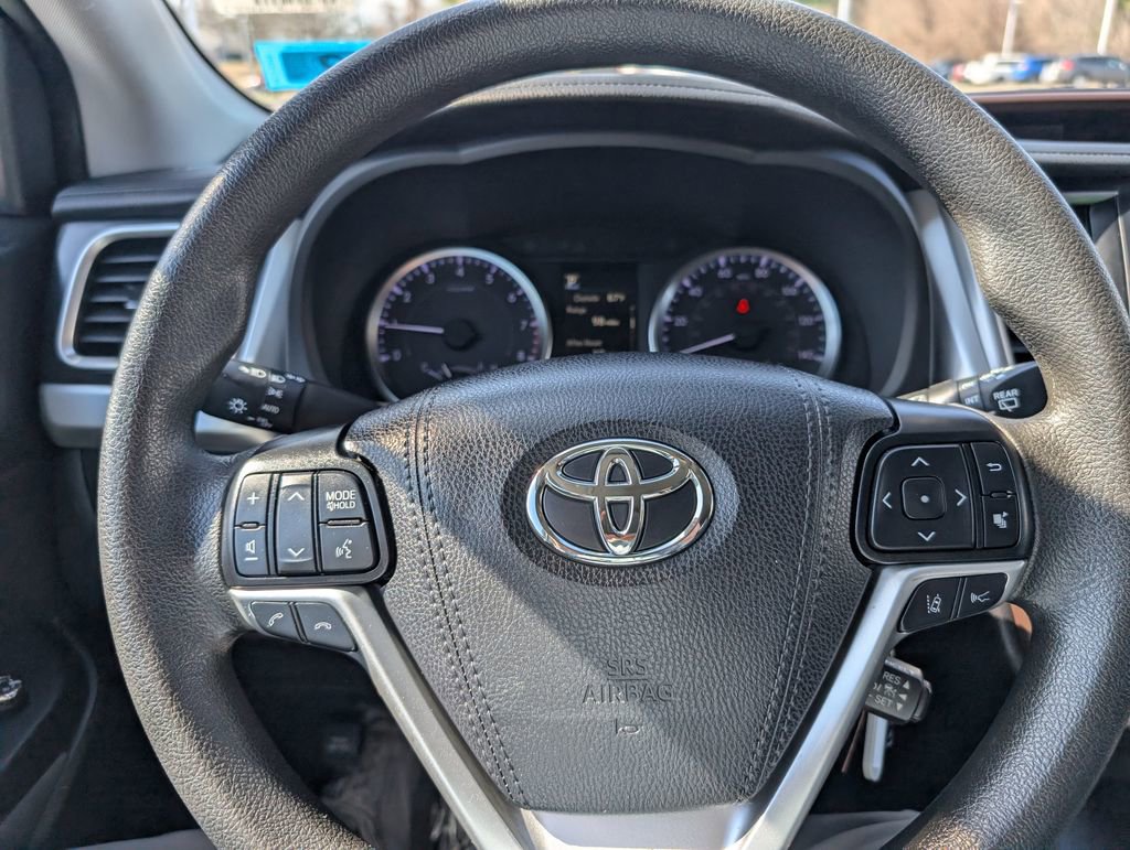 Used 2019 Toyota Highlander LE AWD/4WD image 23