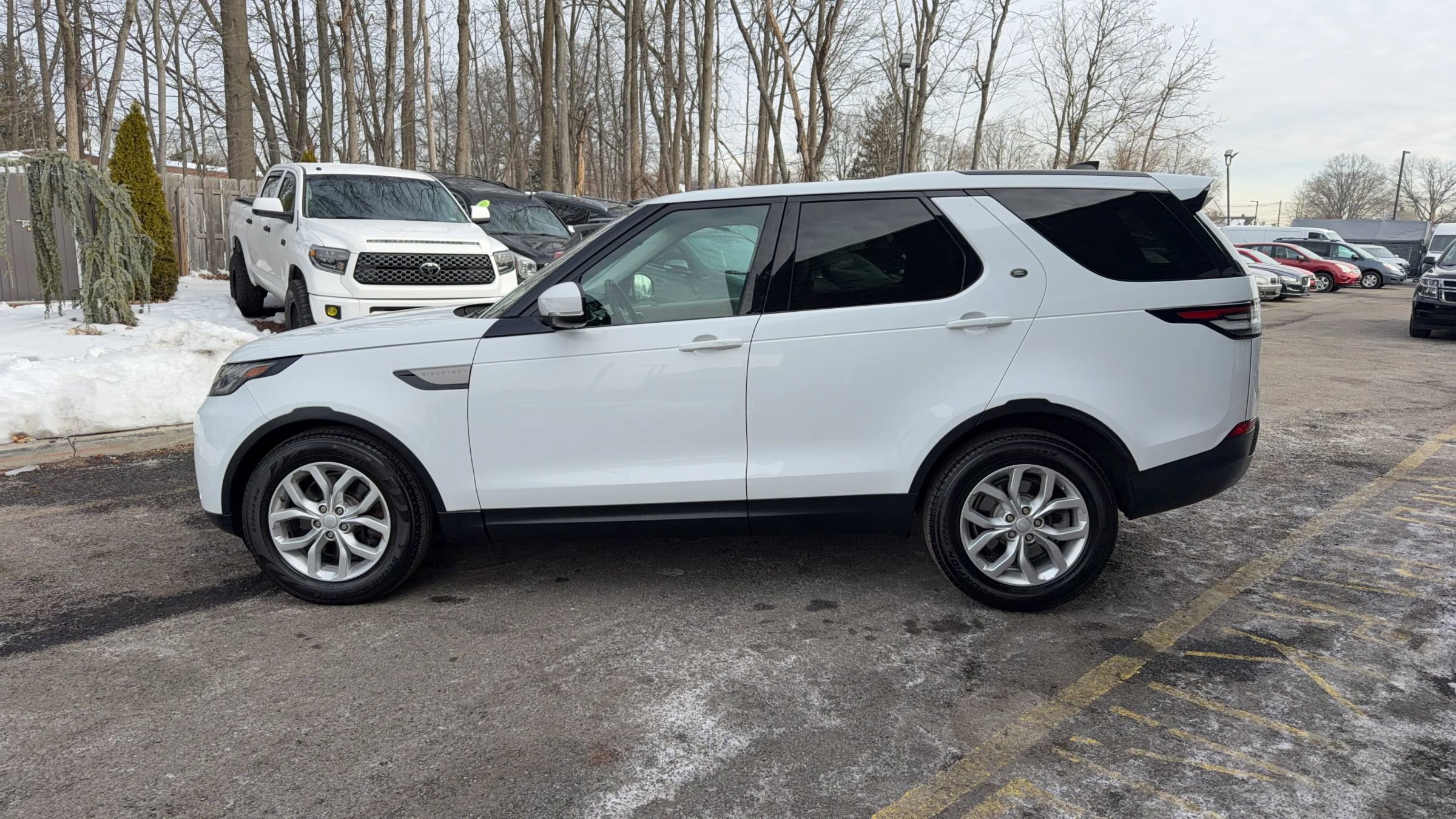 Used 2017 Land Rover Discovery SE image 8