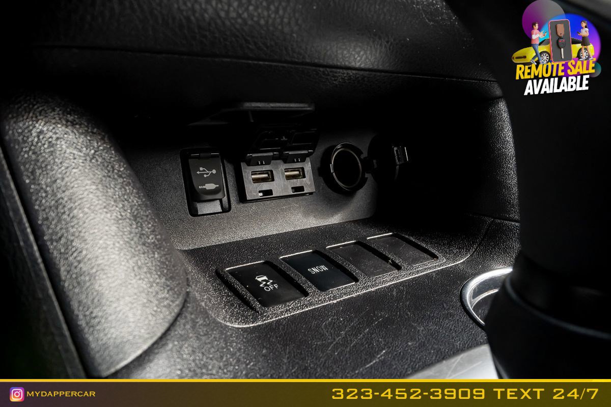 Used 2019 Toyota Highlander Plus w/ Carpet Mat Package (TMS) FWD image 27