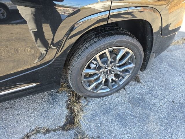 Used 2024 GMC Terrain Denali w/ Black Diamond Edition image 11