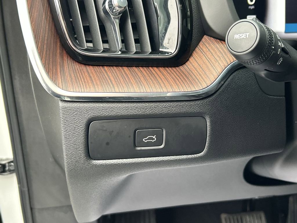 Certified 2023 Volvo XC60 B5 Plus w/ Climate Package image 17