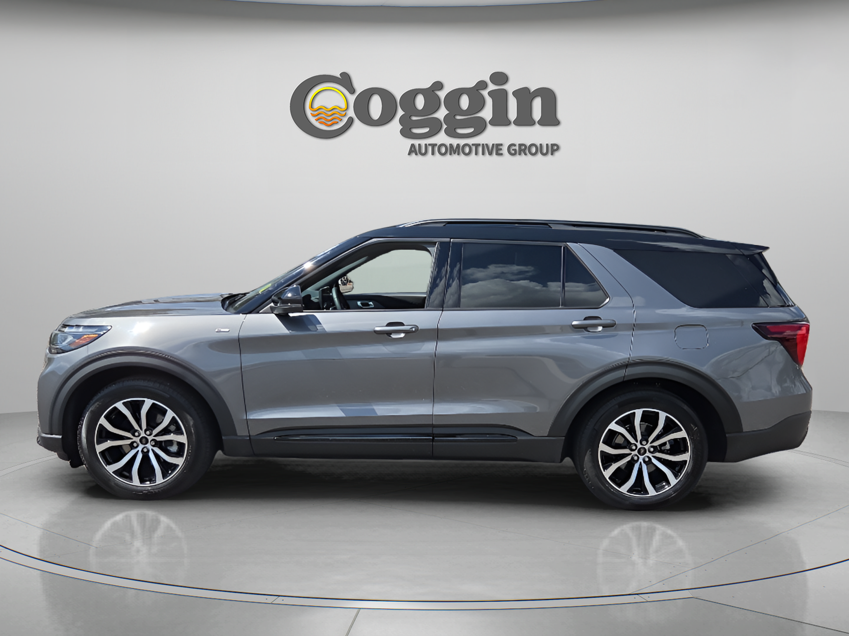 Used 2025 Ford Explorer ST-Line w/ Premium Package RWD image 2